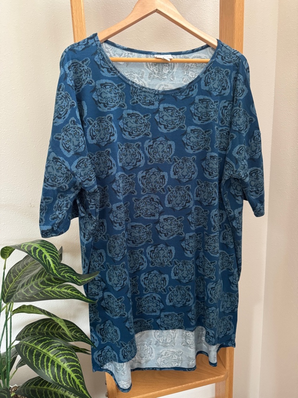LuLaRoe Irma Tiger Women’s Blue Scoop Neck Short Sleeve Top High Low